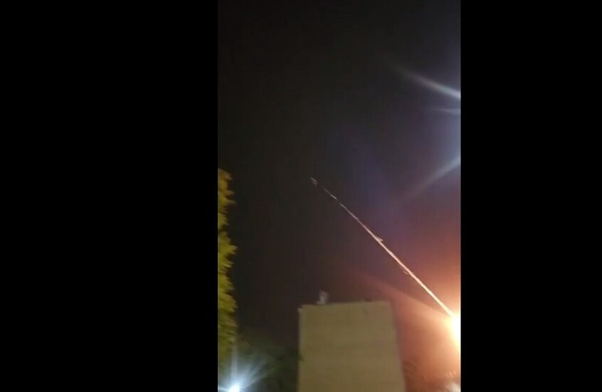 إصابة 20 إسرائيليا في سقوط صاروخ إيراني على ديمونا واستهداف مباشر لمبنى (فيديوهات)