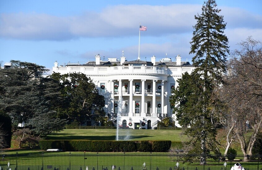 "أكسيوس" تكشف بنود صفقة تدرسها إدارة ترامب لإنهاء الحرب مع إيران