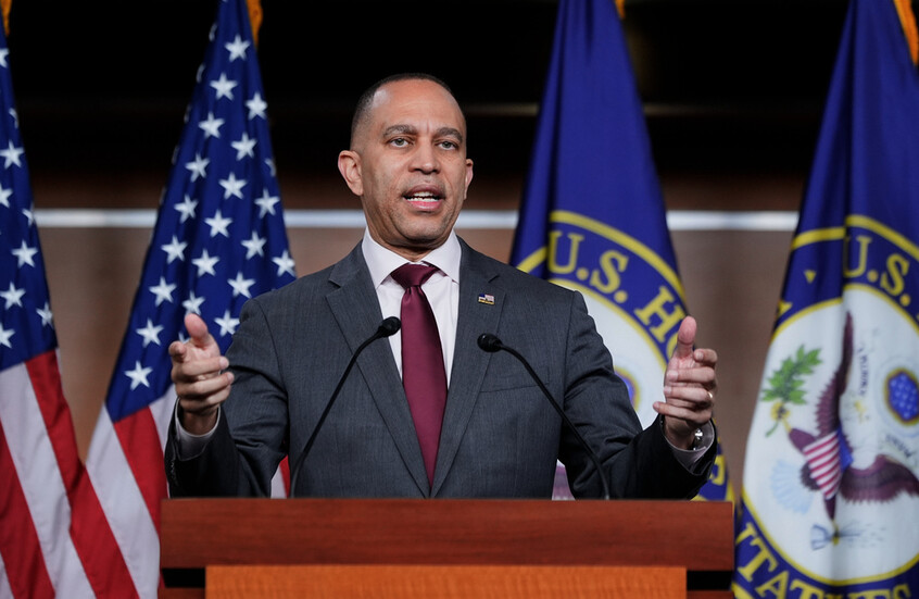 زعيم الديمقراطيين في مجلس النواب: نحتاج إلى تغيير النظام في أمريكا