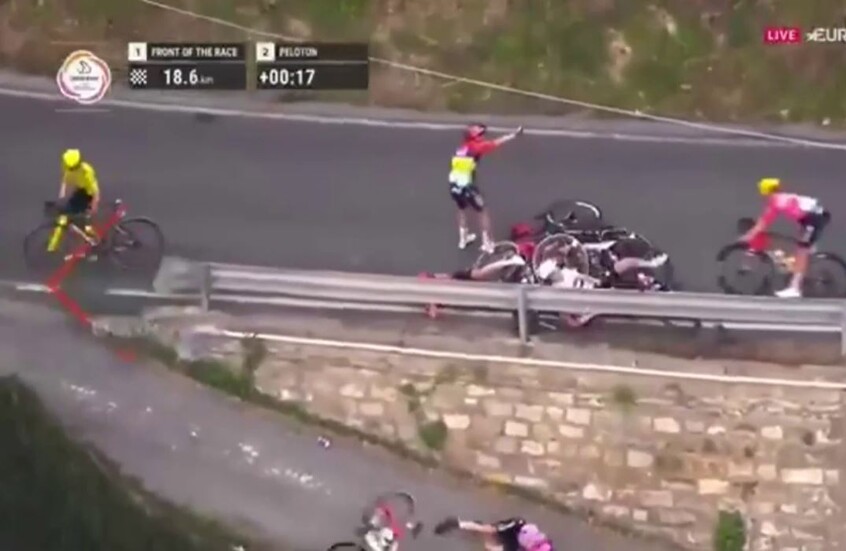 سباق "ميلانو-سان ريمو".. سقوط متسابقة إيطالية من ارتفاع عدة أمتار وارتطامها بالأرض