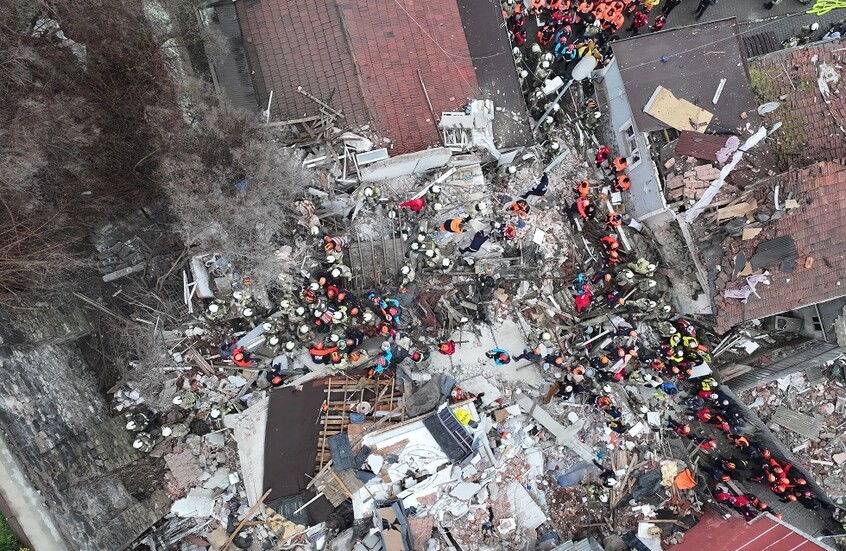 انهيار مبنيين سكنيين في إسطنبول (صور+فيديو)