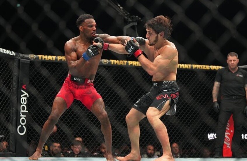 الروسي يفلويف يحقق فوزه الـ20 بقرار منقسم في UFC.. والجدل يطارد قرار الحكام