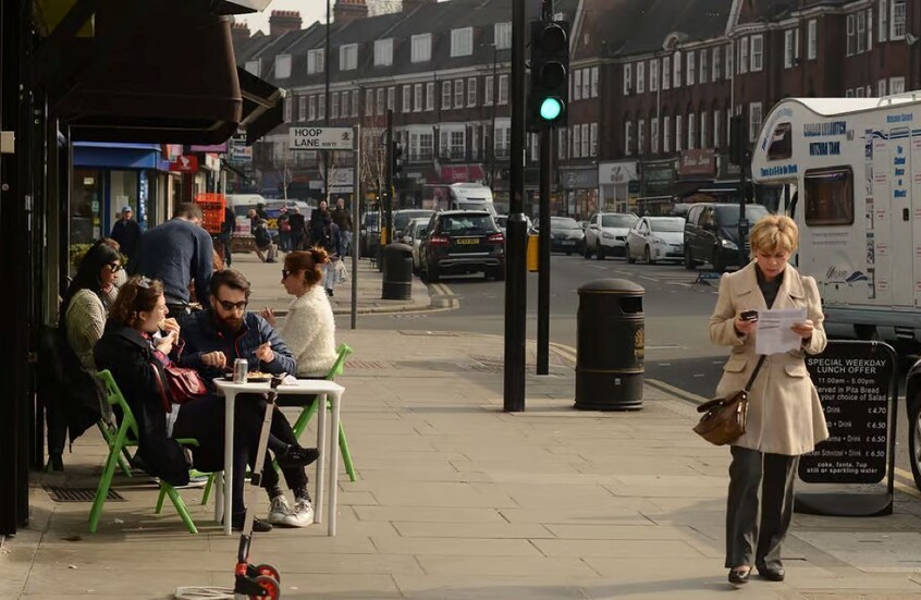 مجهولون يشعلون النار في سيارات إسعاف تابعة لمنظمة يهودية بلندن