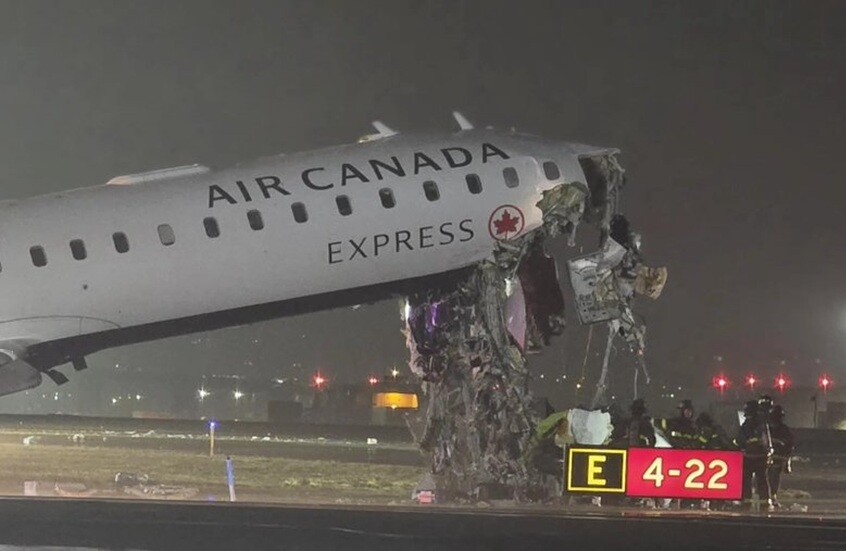 حادث بين طائرة ومركبة على مدرج في مطار لاغوارديا في نيويورك (فيديو + صور)