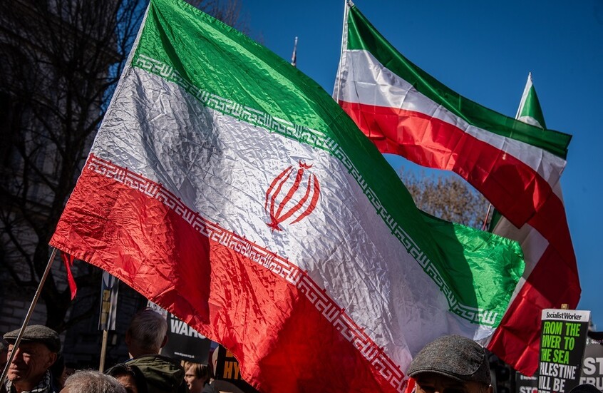 قائد القيادة المركزية الأمريكية: تكثيف إيران لهجماتها على مواقع مدنية يعكس "حالة يأس" تعيشها طهران