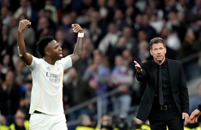 بطريقة جديدة.. فينيسيوس يستفز سيميوني في ديربي مدريد (فيديو)