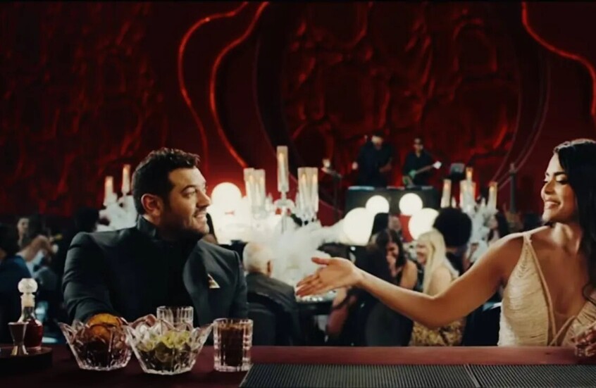 "السلم والثعبان 2" يثير عاصفة في مصر.. هل كسر عمرو يوسف وأسماء جلال محظورات السينما الرومانسية؟