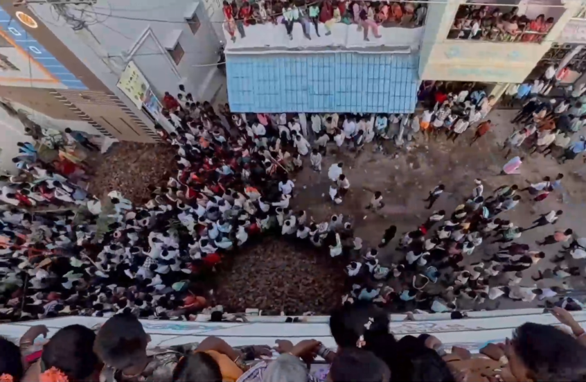 معركة بروث البقر في ولاية هندية خلال مهرجان رأس السنة