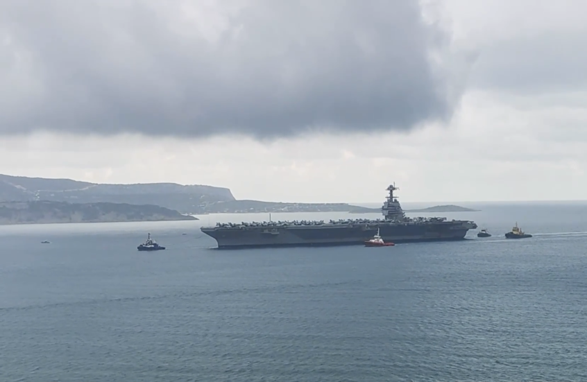 حاملة الطائرات "جيرالد فورد" تصل جزيرة كريت بعد حريق هائل على متنها  في البحر الأحمر