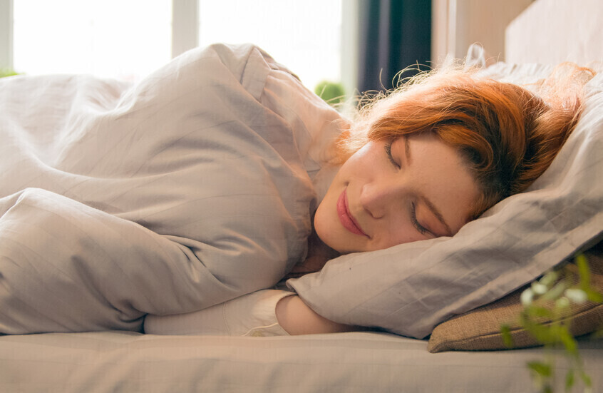 تنام ساعات كافية وتستيقظ متعبا؟.. خبراء يوضحون الأسباب