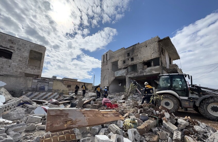 سوريا.. انهيار مبنى بريف إدلب بسبب الأمطار الغزيرة (فيديو)