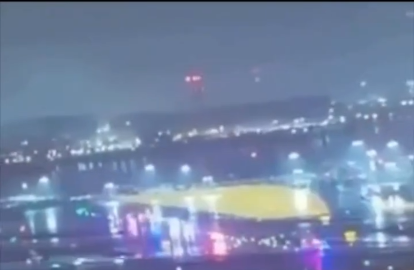 لحظة اصطدام طائرة إير كندا بشاحنة إطفاء في مطار لاغوارديا بنيويورك