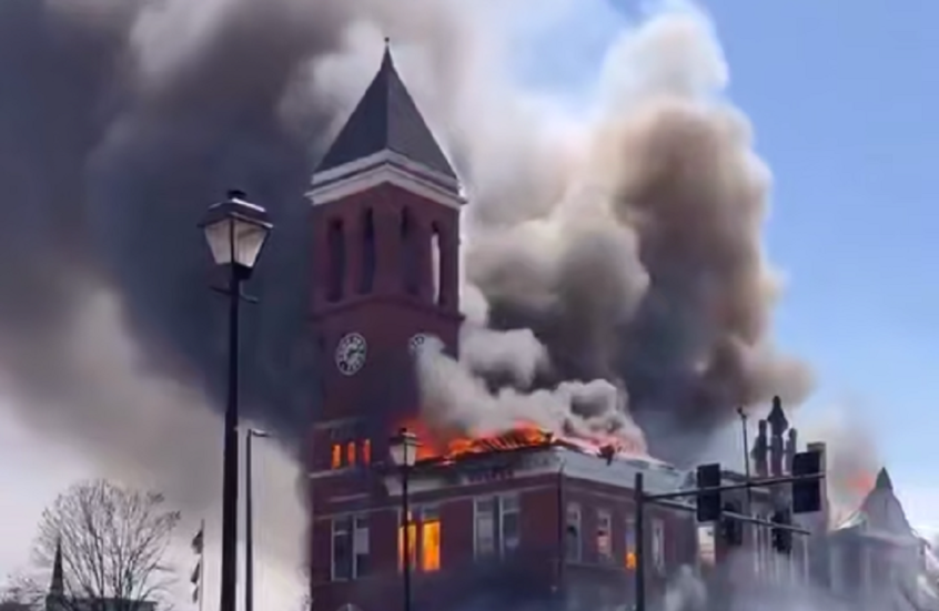 الولايات المتحدة.. حريق ضخم يلتهم مبنى المحكمة في مدينة روم بولاية جورجيا (فيديو)