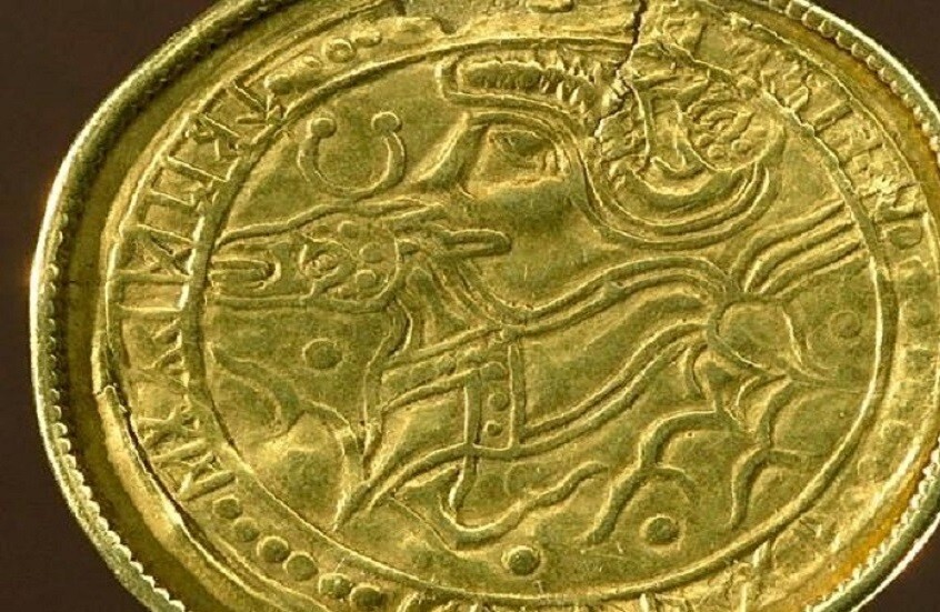 اكتشاف قلادة ذهبية نادرة من عصر الفايكنغ في بريطانيا
