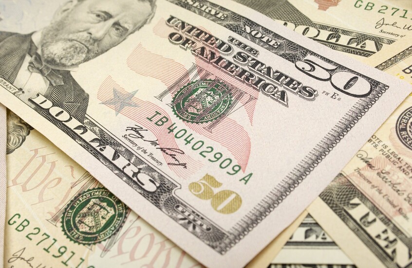 الدولار يصعد مع تراجع مخاوف التصعيد في الشرق الأوسط