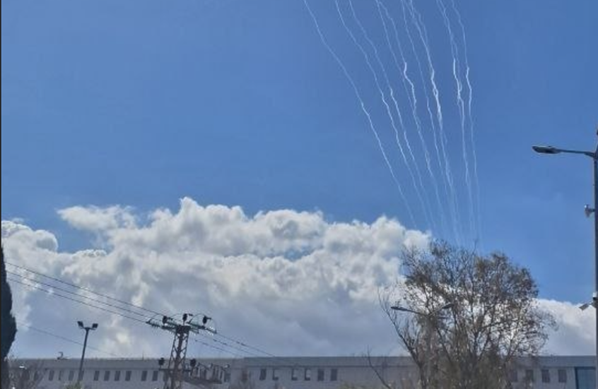 القناة 12 الإسرائيلية: 20 صاروخا أطلق من لبنان نحو حيفا