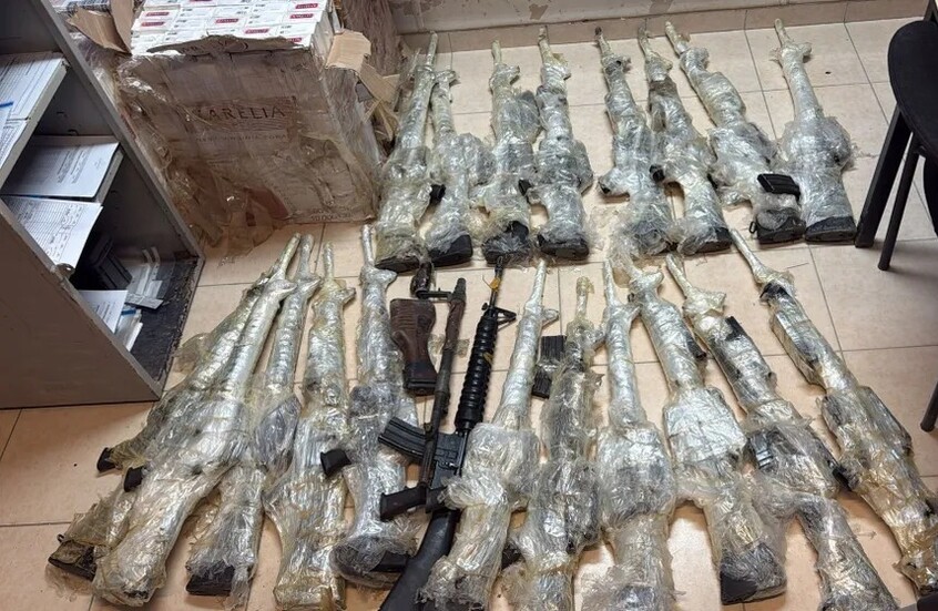 القبض على أربعة من النقب هربوا مئات الأسلحة عبر طائرات مسيرة من مصر