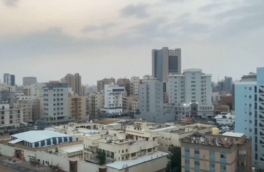 دوي صفارات الإنذار مع اعتراض الدفاعات الجوية الكويتية للصواريخ والمسيرات الإيرانية