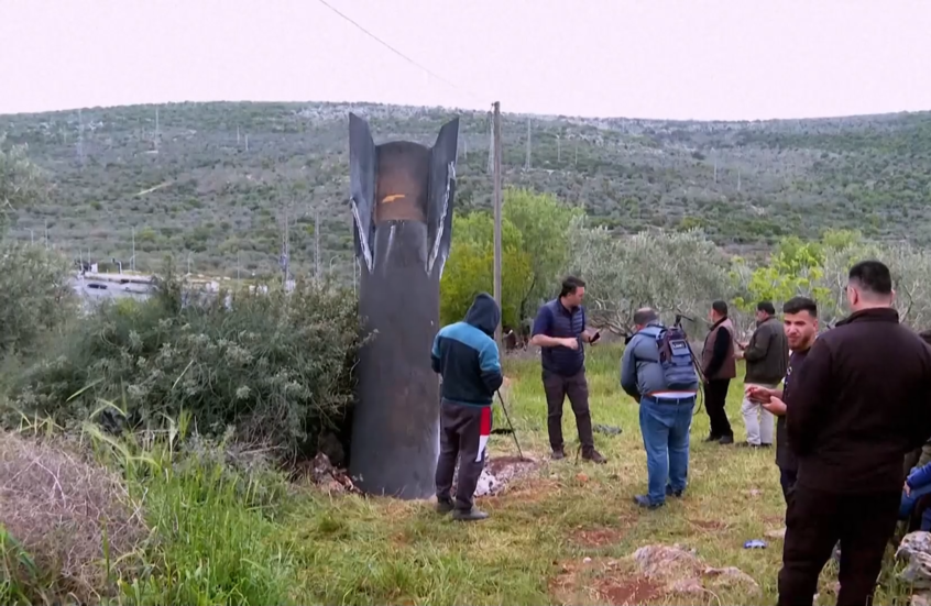 مشاهد لصاروخ لم ينفجر سقط في حقل مفتوح بالضفة الغربية