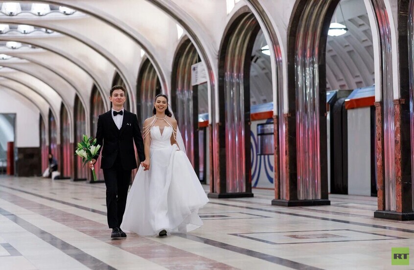 مشوار العمر الزوجي ينطلق من محطة مترو "ماياكوفسكايا" في موسكو
