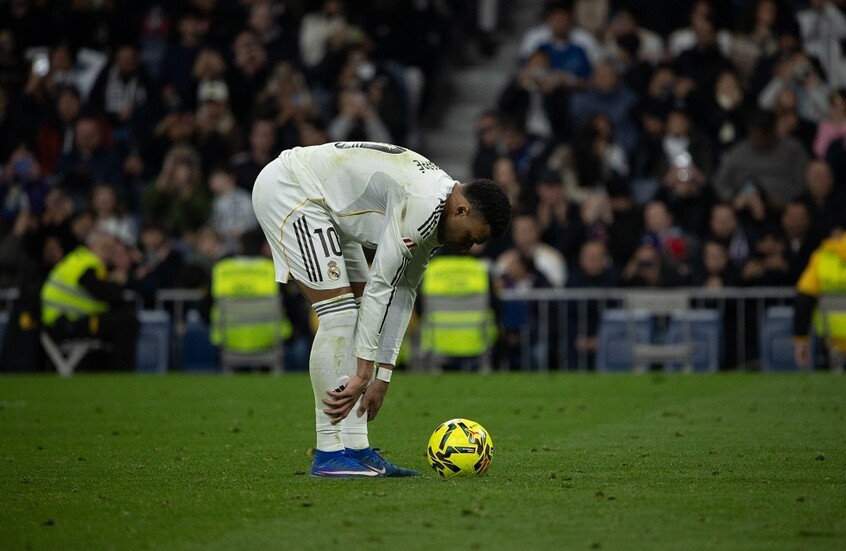 فضيحة مدوية.. هل عالج الطاقم الطبي في ريال مدريد الركبة السليمة لمبابي؟ (فيديو)
