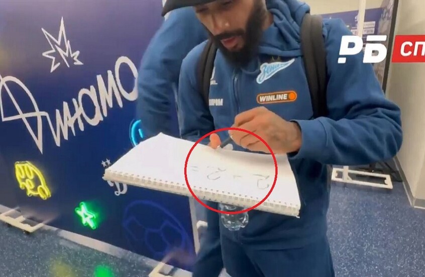 لاعب كرة قدم يجيب على (٢+٢=؟).. تعرف على راتبه! (فيديو)