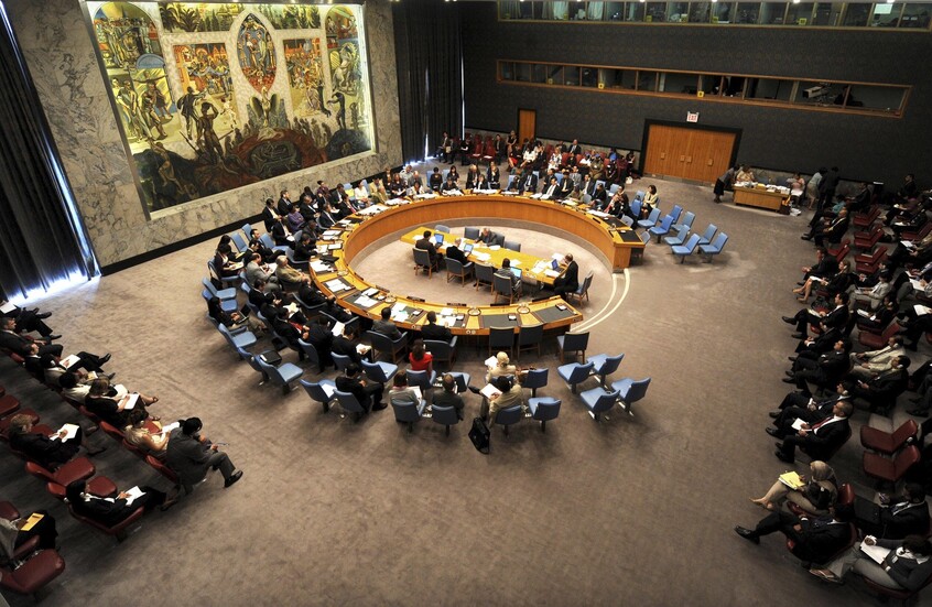 بعثة إيران بالأمم المتحدة: يمكن للدول غير المعادية عبور مضيق هرمز