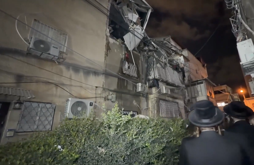 دمار وإصابات جراء غارة إيرانية على بني براك.. وأنباء عن استخدام ذخائر عنقودية