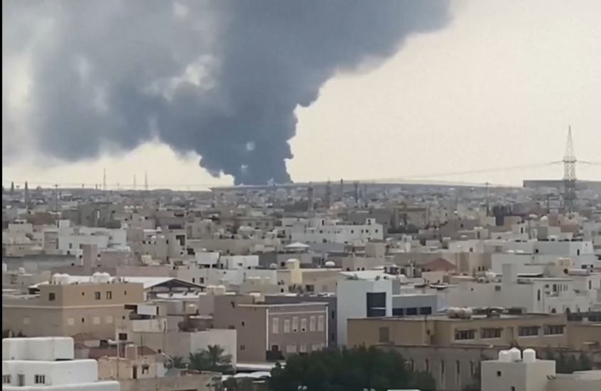 سحابة ضخمة من الدخان تتصاعد من مطار الكويت بعد هجمات بمسيرات