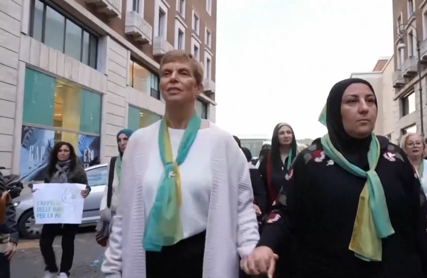 شاهد.. والدتان فلسطينية وإسرائيلية جنبا إلى جنب في مسيرة حافية الأقدام من أجل السلام وسط روما
