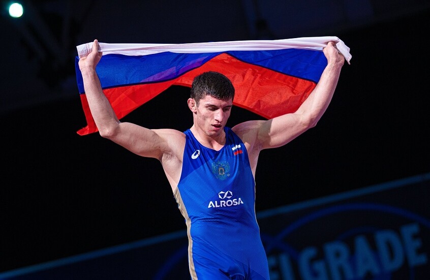 هدية مفاجئة.. مصارع روسي يحصل على ميدالية بطل العالم بعد عامين