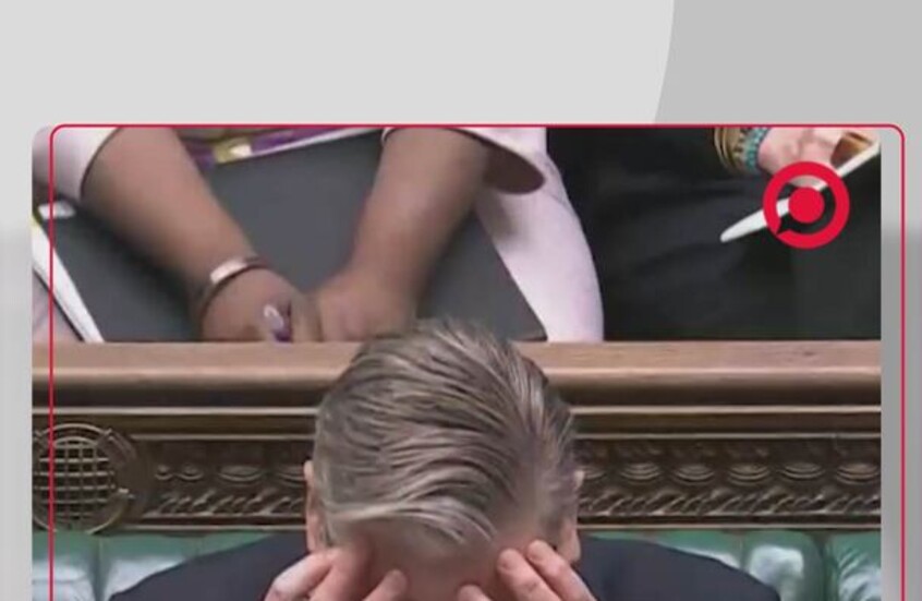 ستارمر يضع يده على رأسه من الخزي في البرلمان وسط هجوم حاد من المعارضة