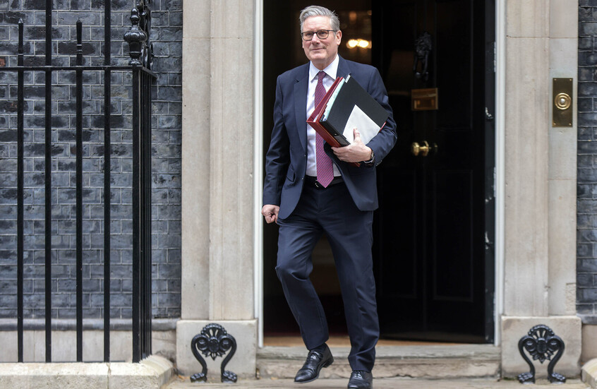 ستارمر يسمح باعتراض السفن الخاضعة للعقوبات في مياه بريطانيا