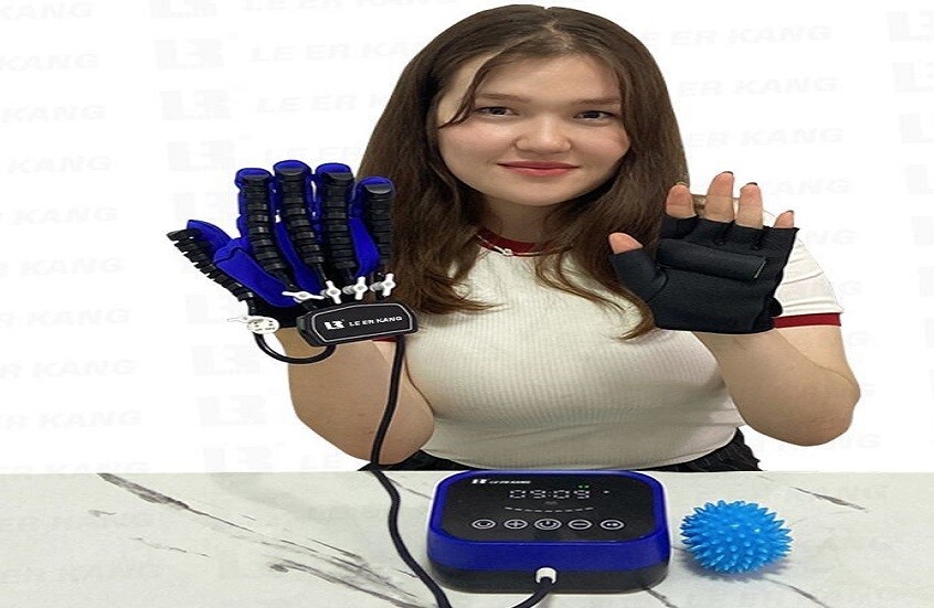 علماء يطورون سوارا يحوّل حركات اليد إلى أوامر للروبوتات