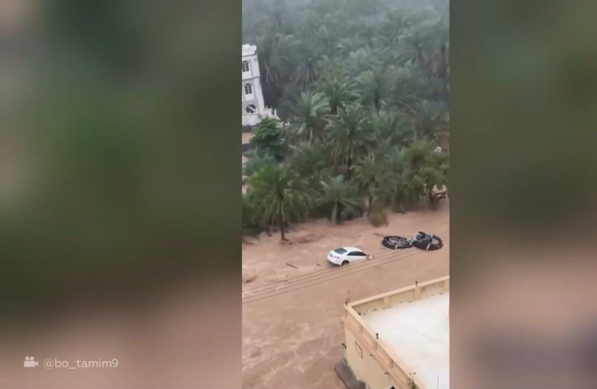 عمان.. سيول شديدة تجرف سيارات في مدينة خصب