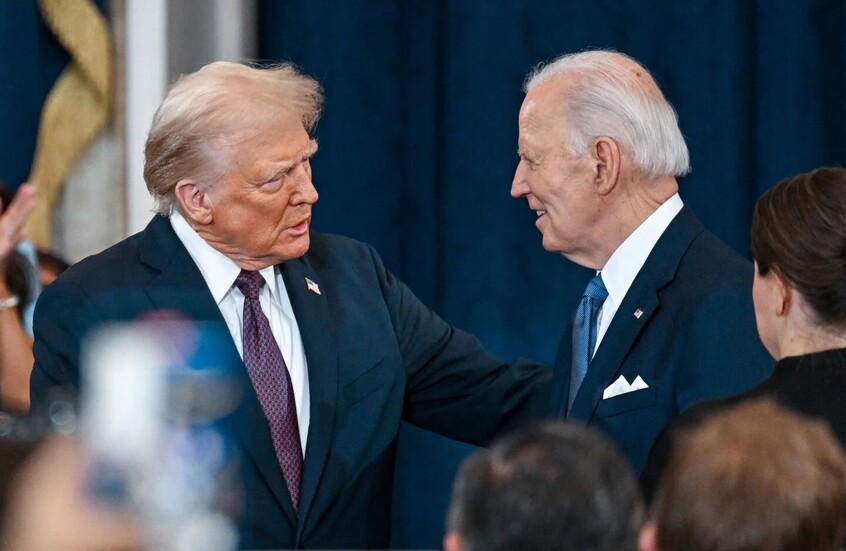 ترامب يسخر من بايدن ويقلده بطريقة طريفة خلال مناسبة مهمة في واشنطن (فيديو)