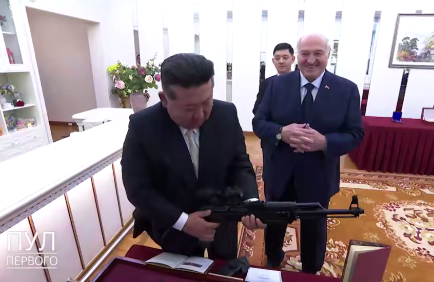 بندقية وحزام تراثي.. لوكاشينكو وكيم يتبادلان الهدايا في بيونغ يانغ