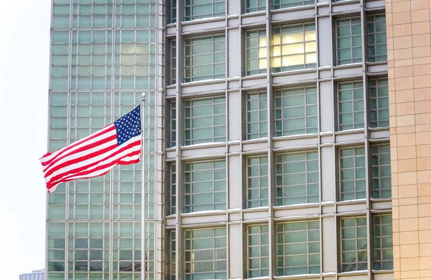 إعلام: مشتبه في زرعه عبوة ناسفة في قاعدة أمريكية يفر إلى الصين