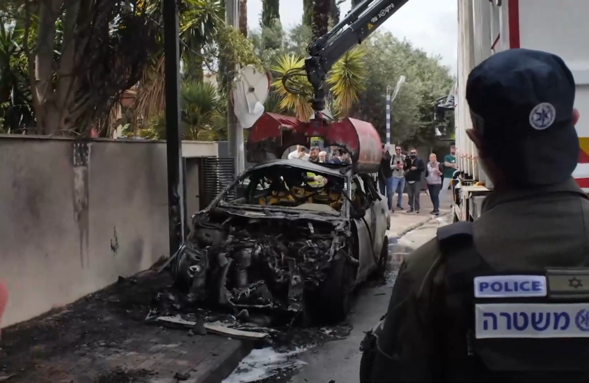 مركبات مدمرة جراء حريق ناجم عن سقوط شظايا صاروخية في وسط إسرائيل