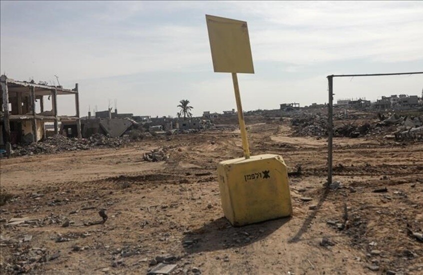 هآرتس: إسرائيل تحول "الخط الأصفر" في غزة إلى واقع دائم وتقيم 32 موقعا عسكريا