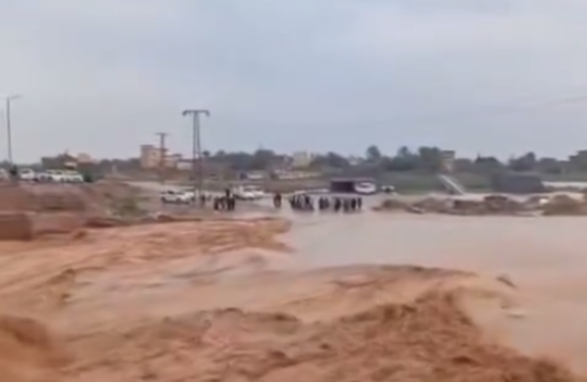 سيول جارفة تقطع الطريق الحدودي بين العراق وسوريا