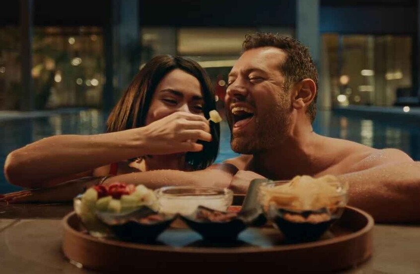 مشهد غير لائق يثير حفيظة "مصر للطيران"