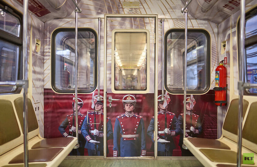 قطار استثنائي في مترو موسكو احتفالا بالذكرى العاشرة للحرس الوطني