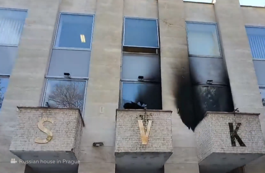 مشاهد لمركز "البيت الروسي" الثقافي المتضرر بعد تعرضه للهجوم في براغ