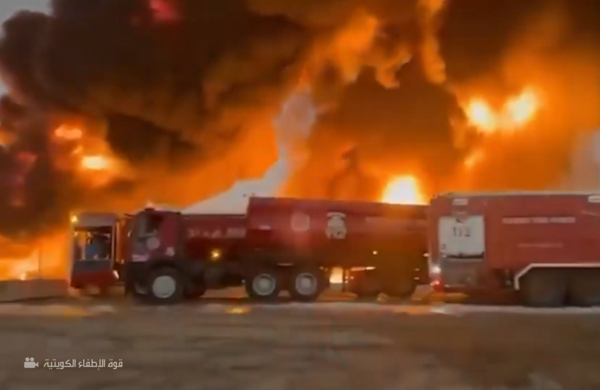 السلطات الكويتية تنشر لقطات لحريق هائل في خزان وقود مطار الكويت الدولي بعد هجوم بمسيرات