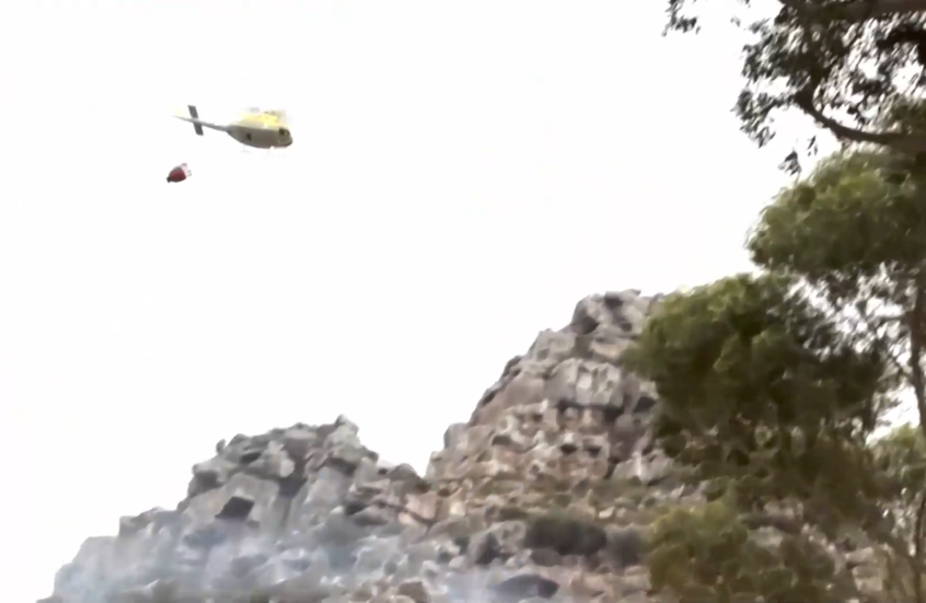 لحظة تحطم مروحية إطفاء أثناء مكافحتها حرائق الغابات في جنوب أفريقيا