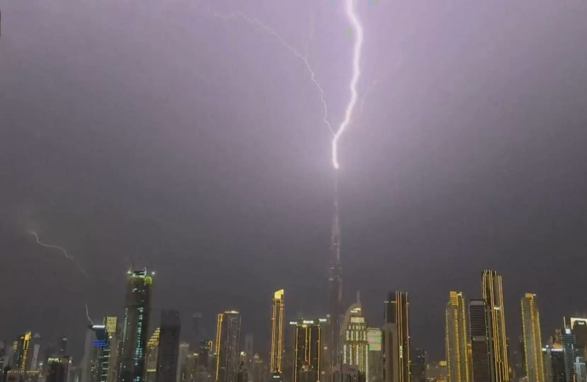 الأمطار الغزيرة تتسبب بفيضانات في دبي