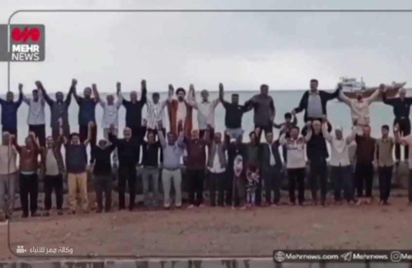 سكان جزيرة هرمز يشكلون سلسلة بشرية وسط تصاعد التوترات في المنطقة