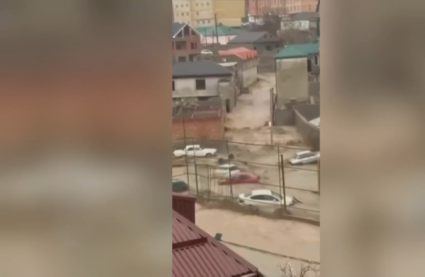 روسيا.. سيارات عائمة في شوارع محج قلعة جراء فيضانات عارمة