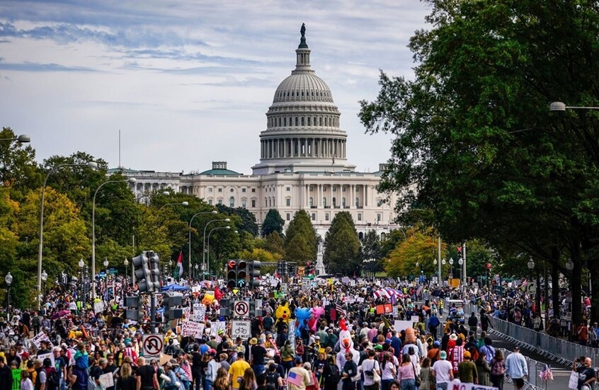 ملايين الأمريكيين يتظاهرون تحت شعار "لا للملوك" احتجاجا على سياسات ترامب والحرب مع إيران